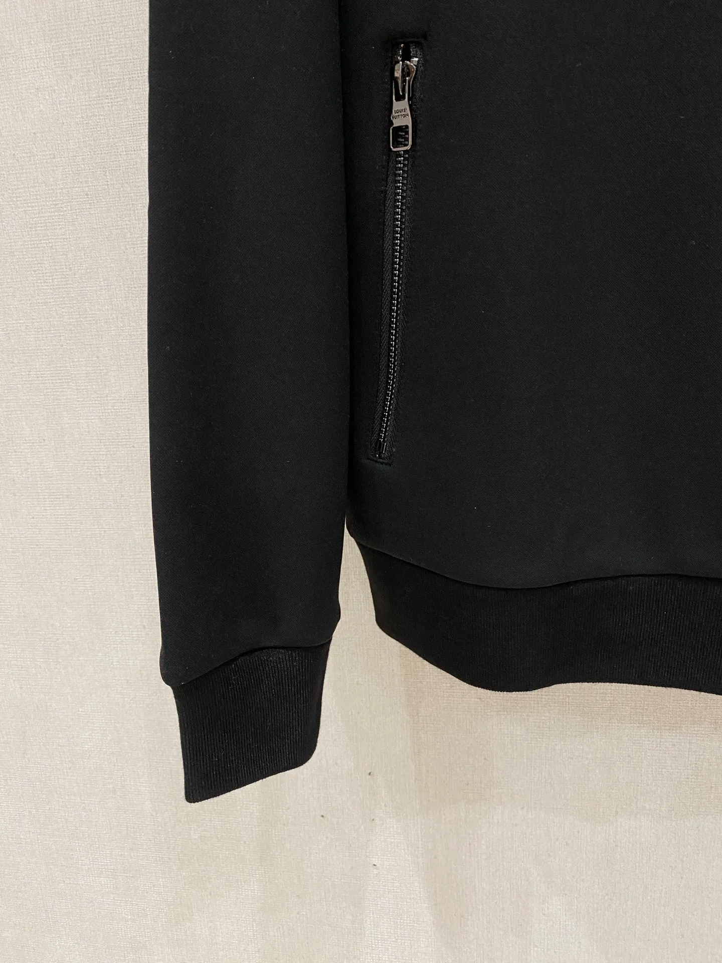 🅿️720 LV hot-selling suit is coming. Focus on the original version of the official website. 2025 new hot-selling cardigan suit. The original order is the best. 🇭🇰The meticulous work of top designers. It has a fitting and perfect upper body effect. All-natural high-quality Tencel Roman cotton 100%, close-fitting comfort, noble and elegant! Original hardware embodies elegance and nobility! Counter size: M-3XL (maximum wear up to 190 pounds)